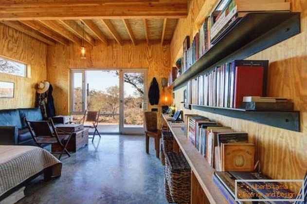 Pequena casa de madeira barata nos EUA: книжные полки