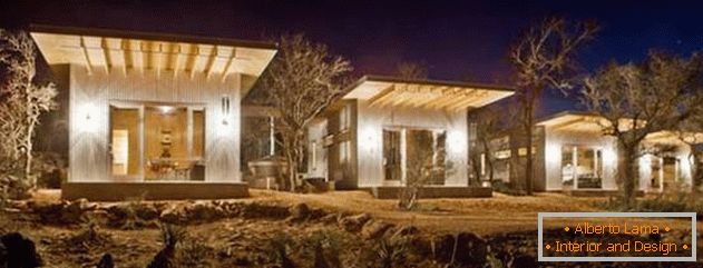Pequena casa de madeira barata nos EUA: ночью