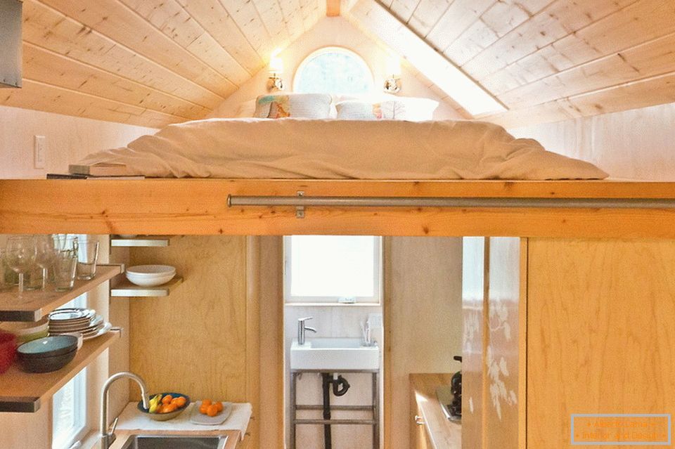 Cozinha e quarto em uma pequena cabana