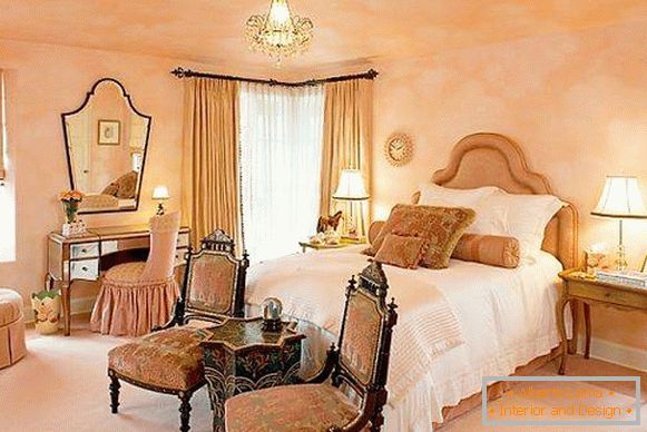 Um quarto para uma menina em estilo clássico