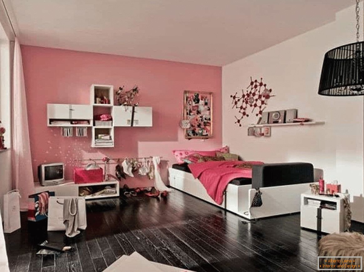 Neste design da sala, uma adolescente tem tudo para a vida: um lugar para as coisas e uma mesa de trabalho