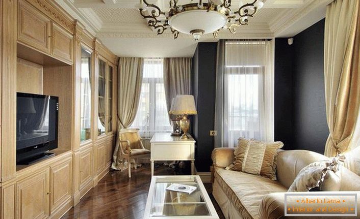 Quarto de hóspedes em estilo império. O designer foi capaz de fazer uma sala exclusiva e luxuosa de uma sala simples de pequenas dimensões.