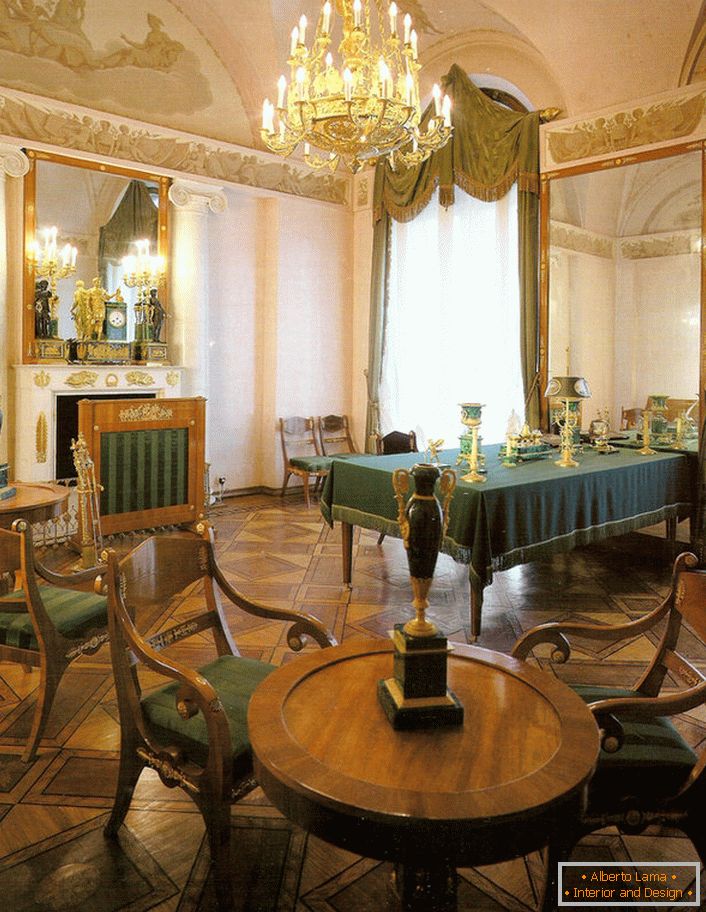 Sala de jantar em estilo império em uma grande casa de campo no sul da França.