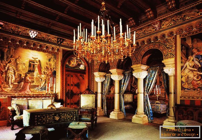 Um lustre volumoso com velas se move dos convidados do salão para o século passado. Mansões reais com colunas e pinturas de arte dão à sala ainda mais pomposidade.