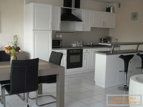 móveis de cozinha в чёрно-белых тонах в дизайне квартиры студии