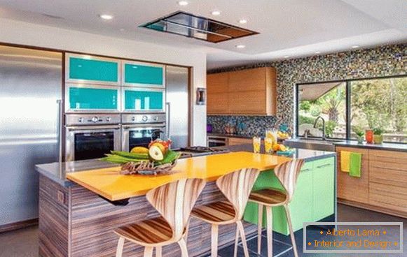 Mobiliário incomum e decoração luminosa no design da cozinha
