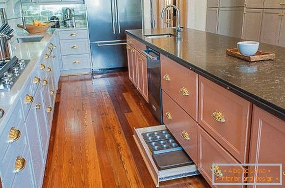 Acessórios para móveis de ouro em design de cozinha