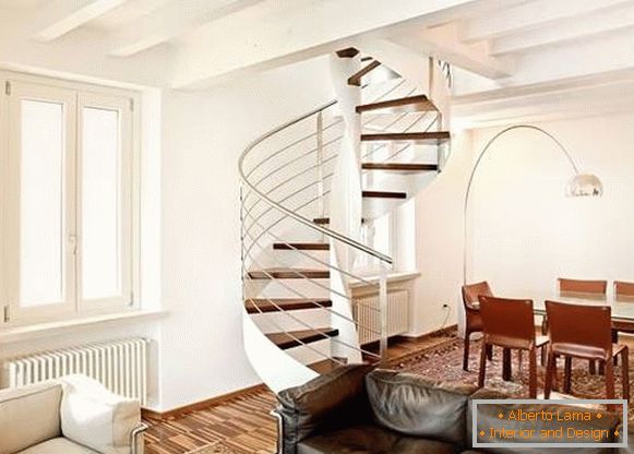 Escada em espiral em uma casa particular de madeira e metal