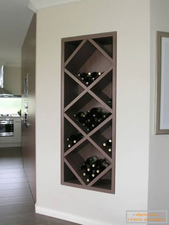 Garrafas de vinho em um nicho