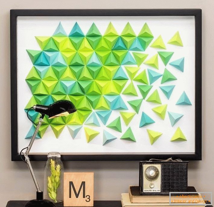 Um painel de origami de triângulos coloridos