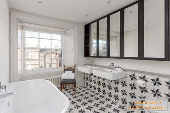Bela telha para uma casa de banho com um padrão - foto no interior
