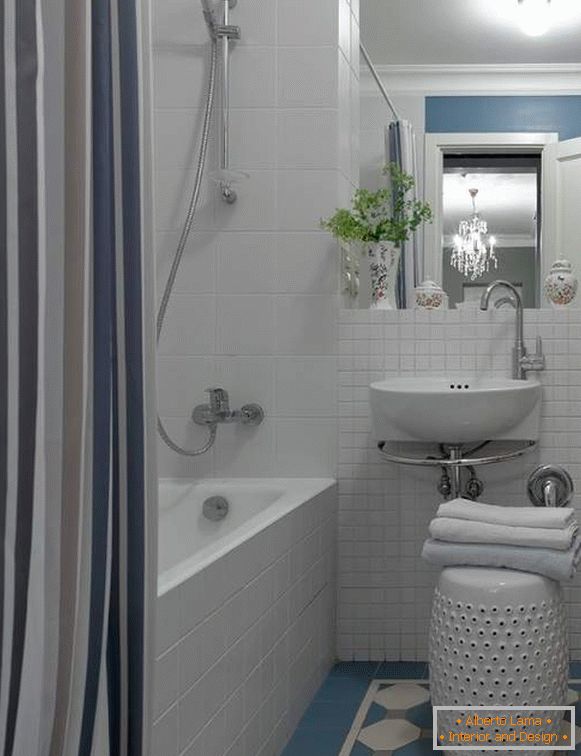 Belas casas de banho pequenas - uma foto em branco e azul