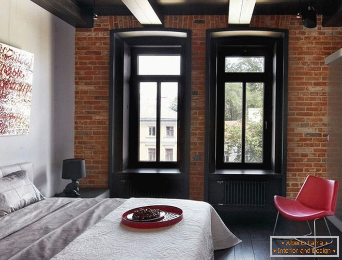Uma combinação bem sucedida de cores clássicas - branco, vermelho, preto no interior do estilo loft do quarto.
