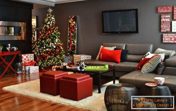 Interior de ano novo do apartamento com decorações verdes e vermelhas