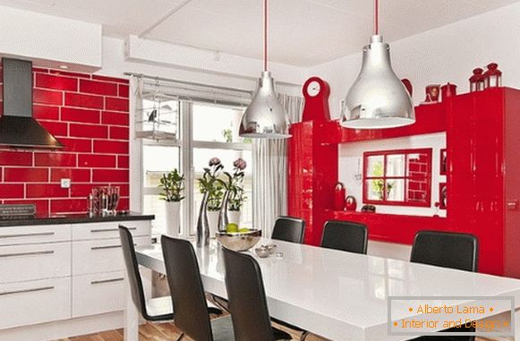 A cozinha é vermelha com foto branca 14