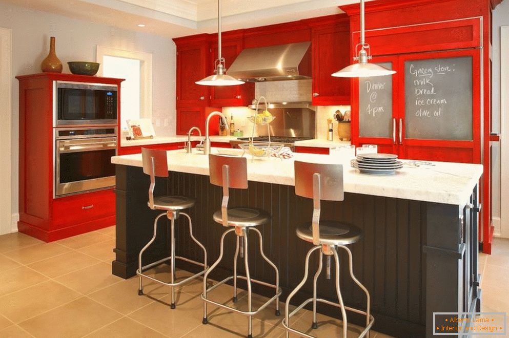 Tecto multi-nível na cozinha com móveis vermelhos