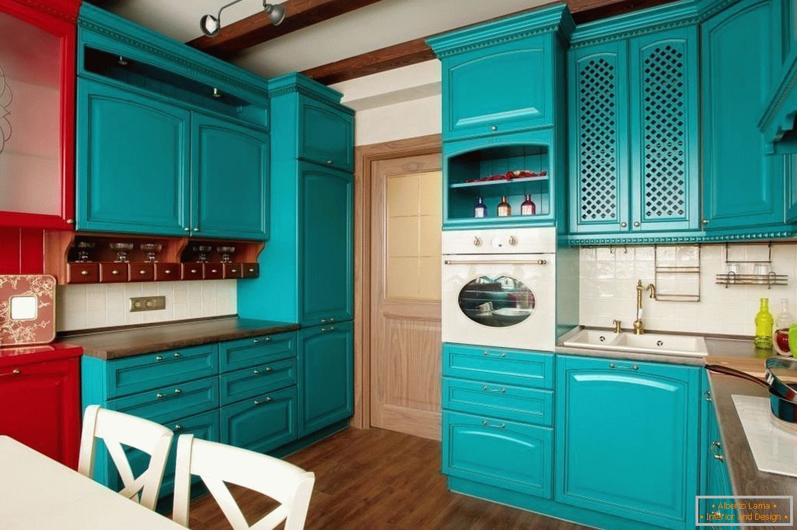 Combinação turquesa-vermelho no interior da cozinha