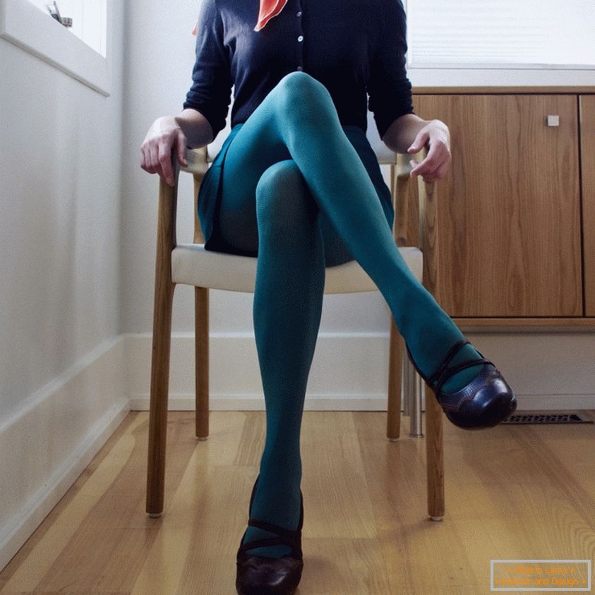Lori Andrews auto-retrato em meias verdes