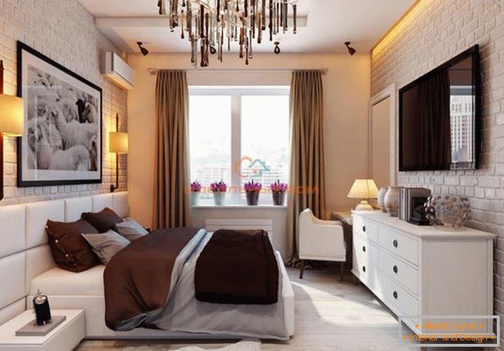 Um pequeno quarto no estilo loft é feito em cores claras. Design elegante e luxuoso em uma interpretação incomum.