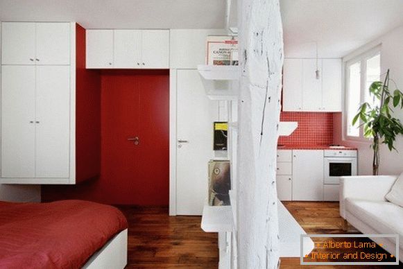Interior criativo do apartamento na cor vermelha