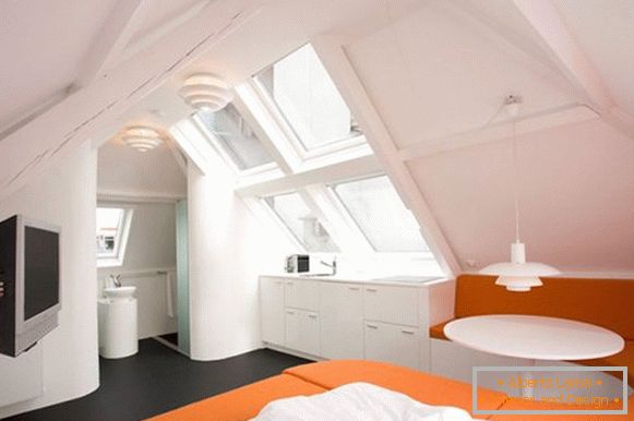 Interior criativo do apartamento na cor laranja