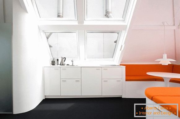 Interior criativo do apartamento na cor laranja