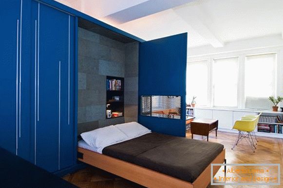 Interior criativo do apartamento em azul