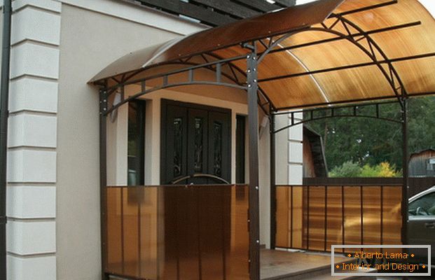 varanda simples feita de policarbonato em uma casa particular