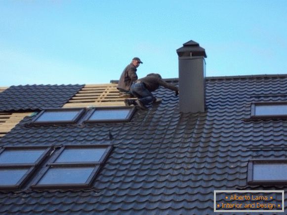 Instalação de um telhado de uma foto de azulejo de metal 2