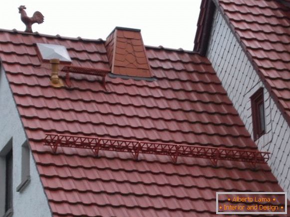 O dispositivo de um telhado de uma foto de azulejo de metal 2