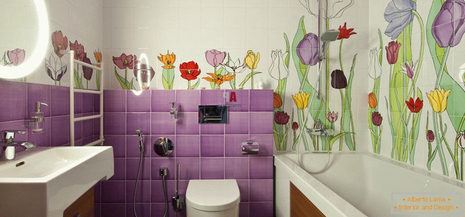 Azulejo com padrão de flores no banheiro