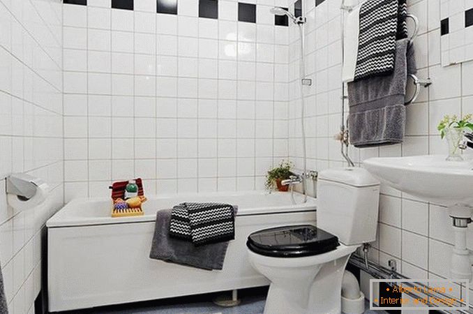 Casa de banho em preto e branco