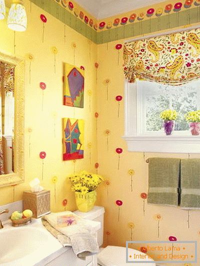 Flores e cortinas no banheiro
