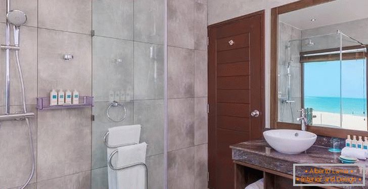 Design de banheiro no Uga Bay Hotel