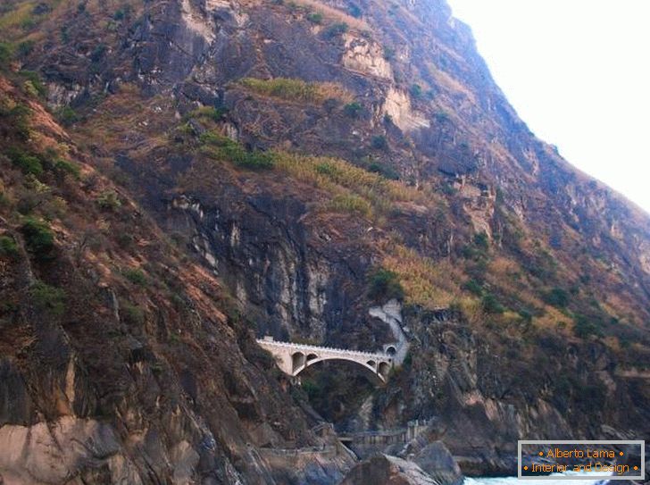 Vista do desfiladeiro do tigre pulando (Lijiang)