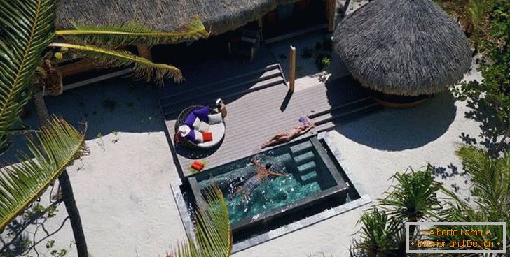 Terraço com piscina no hotel The Brando