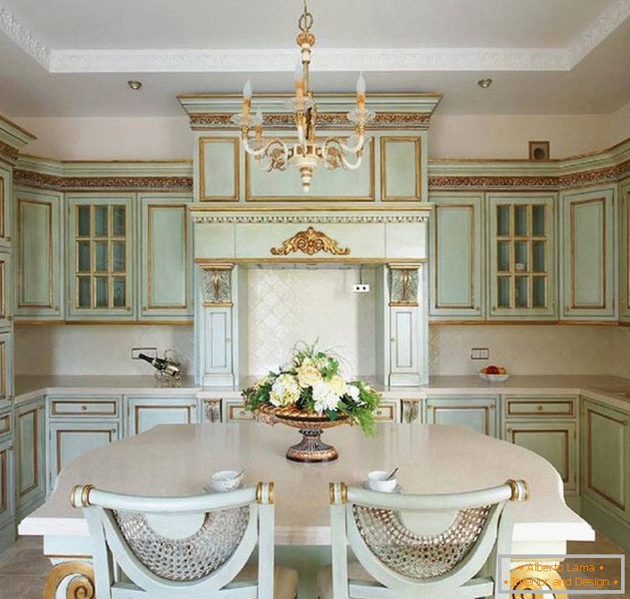 Delicada cor de azeitona torna-se o destaque da cozinha em estilo barroco.