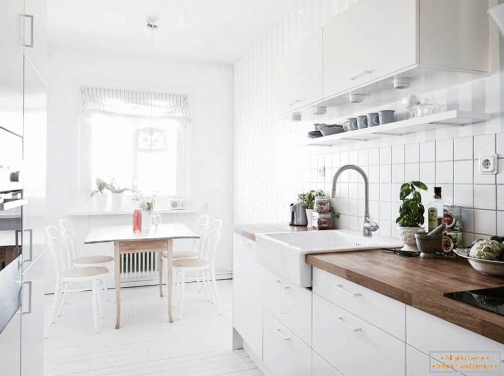 Finalizando o avental com telhas em uma cozinha de estilo escandinavo