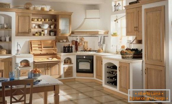 Cozinha em estilo rústico com fachadas brancas e de madeira
