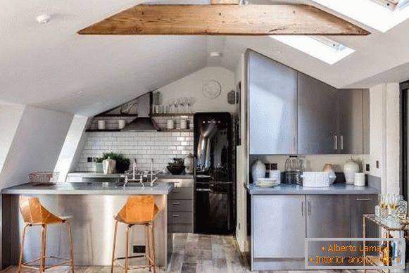 Loft de cozinha branco com piso de madeira e vigas