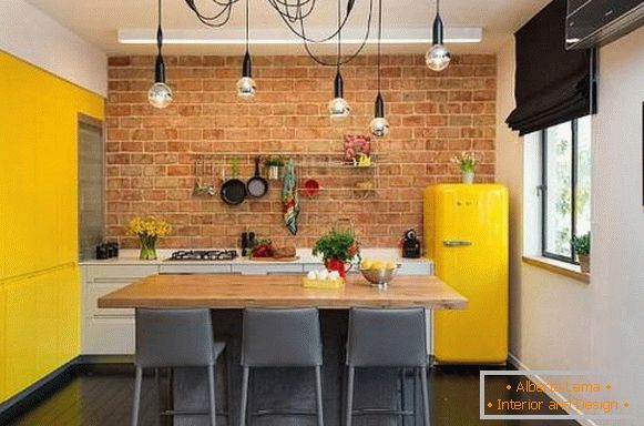 Cozinhas em estilo loft com um tijolo - foto com decoração luminosa