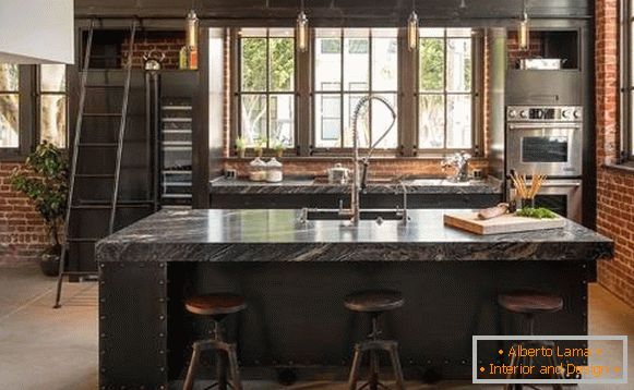 Estilo loft - cozinha em preto com tijolo