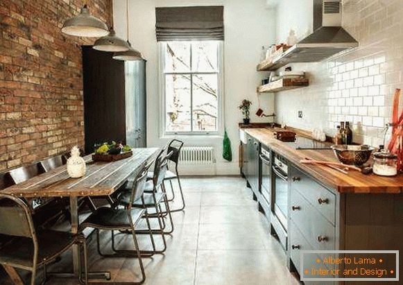 Estilo loft - cozinha com parede de tijolos e azulejos brancos
