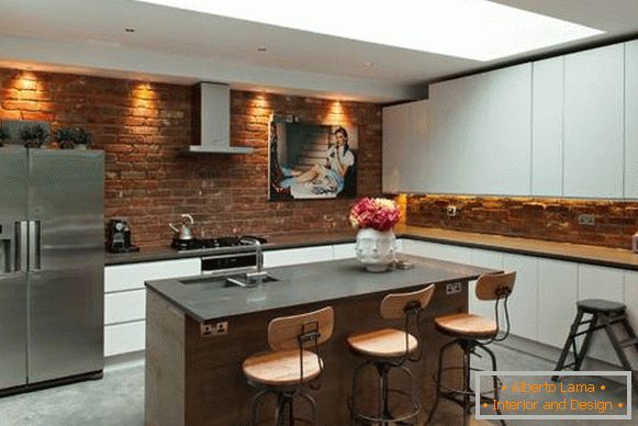 Cozinhas em estilo loft com um tijolo - foto com armários brancos