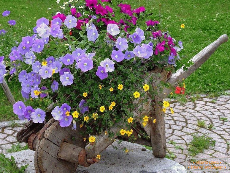 Carrinho de mão decorativo com flores