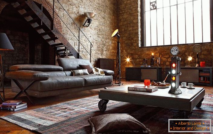 Cem por cento, genuíno estilo loft nas instalações da antiga oficina. O dono do dono é um sofá de monstro pesado. 