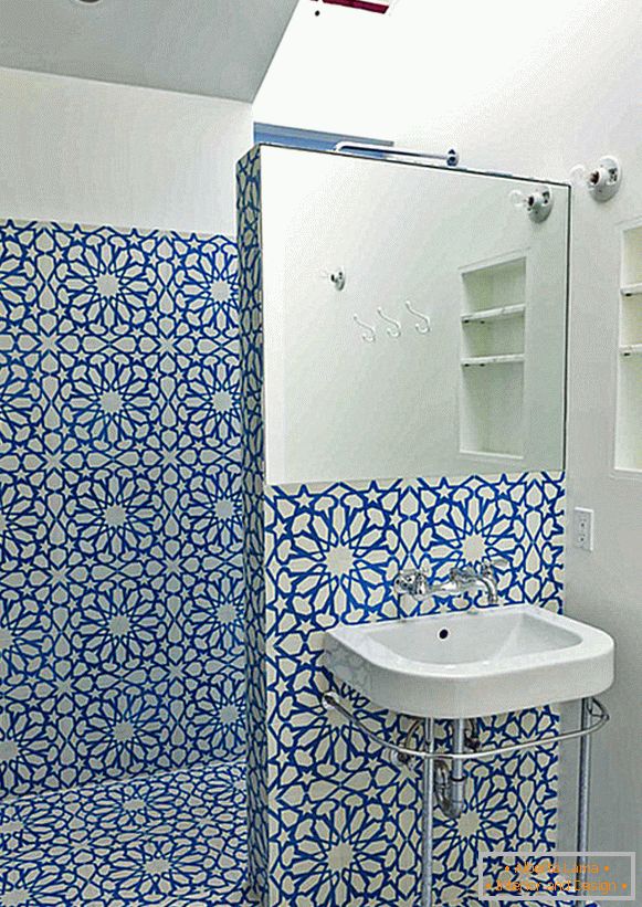Teste padrão floral azul na parede no banheiro