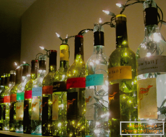 Decoração de ano novo de garrafas e guirlandas