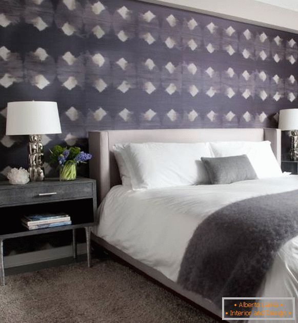 Papel de parede roxo com um padrão no design do quarto