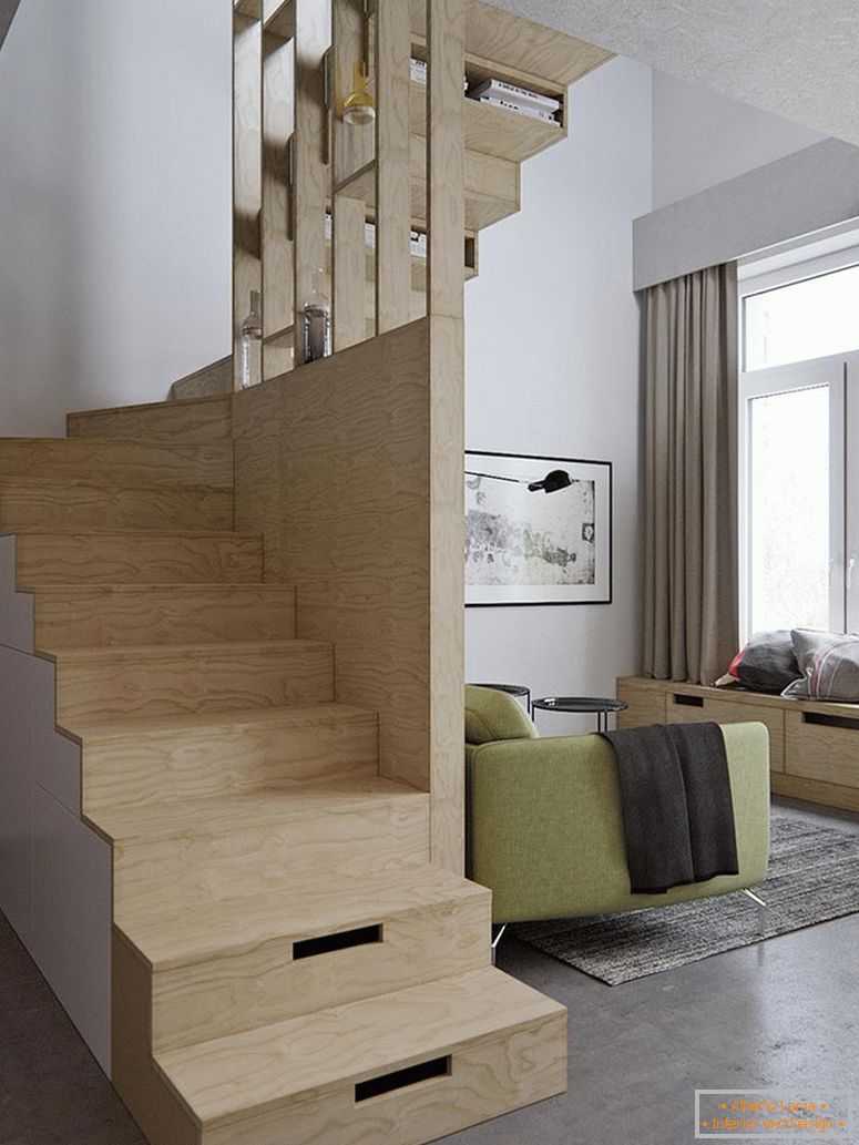 Escadaria em um pequeno apartamento de dois níveis